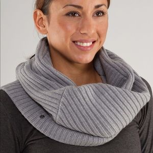 Lululemon Movement Heathered Coal Neckwarm…
